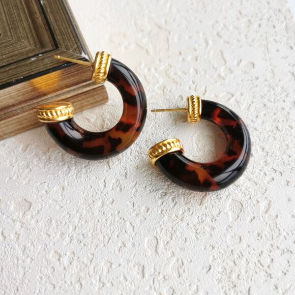 Julie Vos Madison Tortoiseshell Gold Hoop Earrings - Picture 2 of 5
